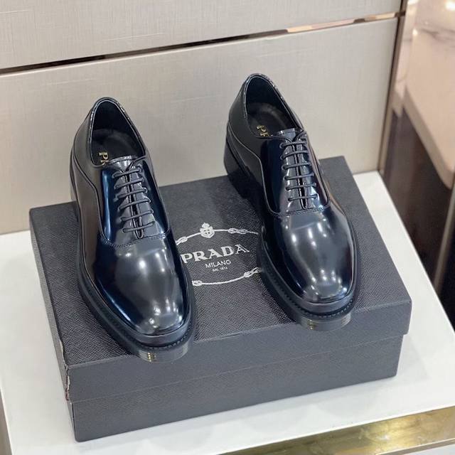 Prada 普拉达 P: Size：38-44 45可定做 新款德比鞋，造型简约时尚，尽显商务风范，原单级牛货，选用意大利进口牛皮，头层水染小牛皮内里，提供舒适